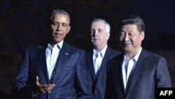 美国总统奥巴马和中国国家主席习近平从白宫走向布莱尔国宾馆，他们将在那里共进工作晚餐（2015年9月24日）
