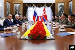 俄罗斯国防部2024年11月29日拍摄并发布照片显示,俄罗斯国防部长安德烈·别洛乌索夫(Andrey Belousov )与朝鲜人民武力部部长努光铁(No Kwang Chol)在平壤举行会谈。