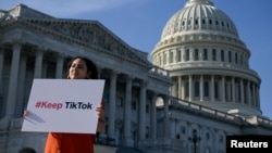资料照片:来自芝加哥的TikTok内容创作者乔凡娜·冈萨雷斯(Giovanna Gonzalez)在美国国会大厦外示威,反对众议院即将出台的 打击TikTok的法案《保护美国人免受外国敌对势力控制应用法案》。(2024年3月12日)