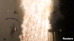 美国海军“伊利湖”号导弹巡洋舰发射的一枚一批次A款标准-3导弹。(2013年2月13日)