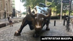 资料照片:纽约市华尔街附近的大金牛。
