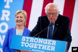 佛蒙特参议员伯尼·桑德斯在一次大会上宣布支持希拉里·克林顿竞选(2016年7月12日)