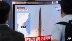 人们在韩国首尔火车站的一个电视屏幕上观看朝鲜发射弹道导弹 (7月31号摄)