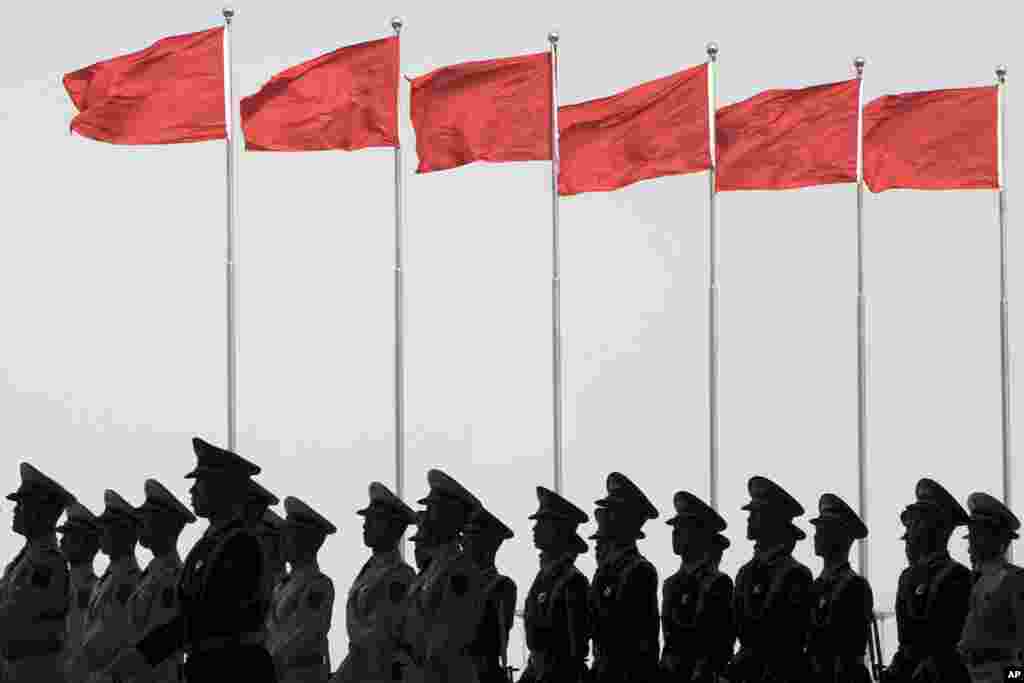 在马来西亚总理纳吉布·拉扎克(Najib Razak)抵达北京参加 “一带一路”国际合作高峰论坛前夕,中国仪仗队演练(2017年5月12日)