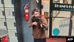 လူ ၁၈ ယောက် သေဆုံးတဲ့အထိ ပစ်သွားပြီး ထွက်ပြေးလွတ်မြောက်နေဆဲ သေနတ်သမား ပုံကို လူဝစ္စတန်စီရင်စု ကောင်တီရဲတပ်ဖွဲ့ ဖေ့စ်ဘုတ်မှာ ဖော်ပြထားပုံ။ (အောက်တိုဘာ ၂၅၊ ၂၀၂၃)