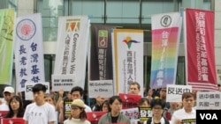 台湾公民及人权团体2019年6月12号举行记者会声援香港民众反对逃犯条例。 (美国之音张永泰拍摄)