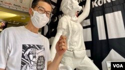 香港行为艺术家黄国才以过往多年维园六四烛光集会用剩的蜡烛,制成新作品”烛光有罪” (美国之音/汤惠芸)