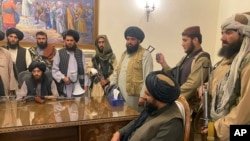 塔利班士兵攻入阿富汗总统府。(2021年8月15日)