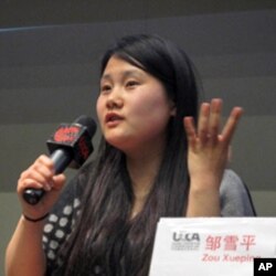 邹雪平介绍她的作品,她拍摄了《饥饿的村子》和《吃饱的村子》两部片子