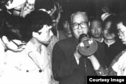 六四镇压前赵紫阳到天安门广场含泪劝说示威学生撤离。(资料图片)