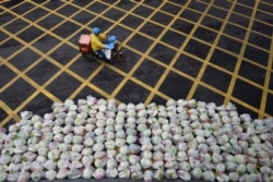 一名外卖员正在湖北省武汉市送餐。(2020年2月26日)