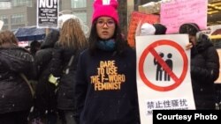 女权五姊妹之一大兔(郑楚然)身著自营的淘宝店女权主义带帽卫衣,倡导反性骚扰。 (郑楚然提供)