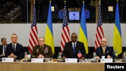 北约国防部长会议在布鲁塞尔北约总部举行。左起:北约秘书长斯托尔滕贝格,美国参谋长联系会议主席米利将军,美防长奥斯汀,乌克兰国防部长阿列克谢·列兹尼科夫。(2023年2月14日)