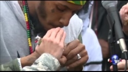 呼吁修改缉毒法:活动人士国会山吸大麻 呼吁修改缉毒法:活动人士国会山吸大麻
