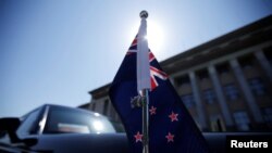 一辆挂有新西兰国旗的轿车停在北京人大会堂前等待新西兰总理阿德恩。(2019年4月1日)