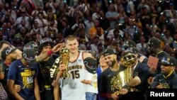 丹佛掘金队击败迈阿密热火队赢得2022-23年美国国家篮球协会冠军。(2023年6月12日)