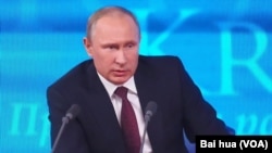 普京在星期四的年度新闻发布会上。(美国之音白桦拍摄)
