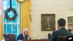 资料照片:拜登总统在与乌克兰总统泽连斯基通电话(2021年12月9号)。