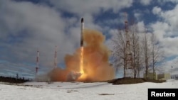 4月20日,俄罗斯军方在阿尔汉格尔斯克地区的普列谢茨克航天发射场试射了一枚萨尔吗特洲际弹道导弹。(路透社照片)