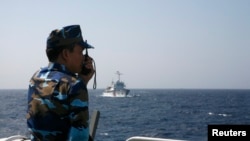 2014年5月15日,越南海岸警卫队军官在南中国海监视一艘中国船。