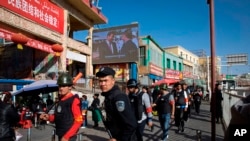 新疆和田2017年11月的当局维稳景象(美联社)