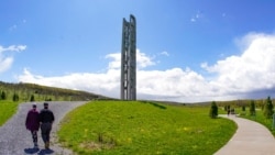 资料照片:2021 年 5 月 8 日,位于宾夕法尼亚州尚克斯维尔的 93 号航班国家纪念馆的游客步行前往“声音之塔”。这座包含 40 个风铃的塔楼向在9/11恐怖袭击93 航班坠毁中遇难的 40 人致敬 。