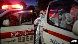 PPE ဝတ်စုံဝတ် ပရဟိတလုပ်သားများကို ရန်ကုန်မြို့ရှိ လမ်းတခုမှာ တွေ့ရ။ (အောက်တိုဘာ ၁၇၊ ၂၀၂၀)