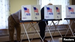 Cử tri điền vào các lá phiếu tại một điểm bỏ phiếu trong cuộc bầu cử giữa kì năm 2022 của Mỹ ở trung tâm thành phố Harrisburg, bang Pennsylvania, Mỹ, ngày 8 tháng 11 năm 2022.