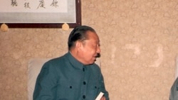 习仲勋文革后恢复名誉重返北京工作期间会见客人时留影(Reuters)