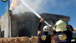 လေကြောင်း တိုက်ခိုက်မှုကြောင့် မီးလောင်နေသော အဆောက်အအုံကို ဆီးရီးယား White Helmets မှ မီးငြိမ်းနေ