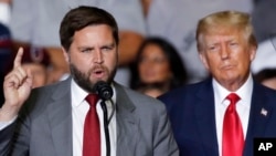 资料照片:当时竞选联邦参议员的共和党人万斯在俄亥俄州的一次竞选集会上讲话,前总统特朗普站在他的身旁。(2022年9月17日)