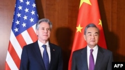 2024年2月16日,美国国务卿安东尼·布林肯(左)与中国外交部长王毅在德国慕尼黑举行的第60届慕尼黑安全会议上会面。