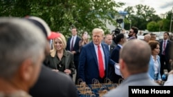 2025年8月21日,特朗普总统和司法部长帕姆·邦迪在华盛顿与执法人员和国民警卫队士兵交谈。