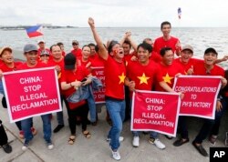 Người Việt Nam ở Manila ăn mừng phán quyết của Tòa Trọng tài quốc tế La Haye không công nhận đường lưỡi bò 9 đoạn của Trung Quốc ra hồi tháng 7/2016.