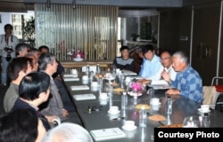 陈小鲁(右一)在道歉会上发言检讨文革期间个人行为(北京八中老三届同学会网站图片/黄坚提供)