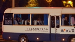 美国气候特使约翰·克里一行乘坐面包车抵达上海的下榻酒店。(2021年4月14日)