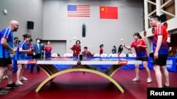 今年4月美中乒乓选手在上海参与一场纪念乒乓外交50年的友谊赛。(美联社 2021年4月10日)