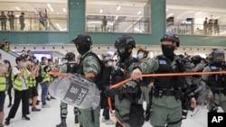 资料照片--香港劳动节期间,防暴警察进入购物中心驱散抗议者。(2020年5月1日)