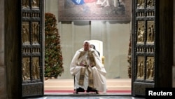 罗马天主教教宗方济各开启圣伯多禄大殿圣门,启动了“2025禧年”。(2024年12月24日)