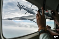 2025年2月18日,一架中国军用直升机在南中国海有争议的斯卡伯勒浅滩(Scarborough Shoal,中国称黄岩岛)上空飞近菲律宾渔业和水产局 (BFAR) 的飞机。