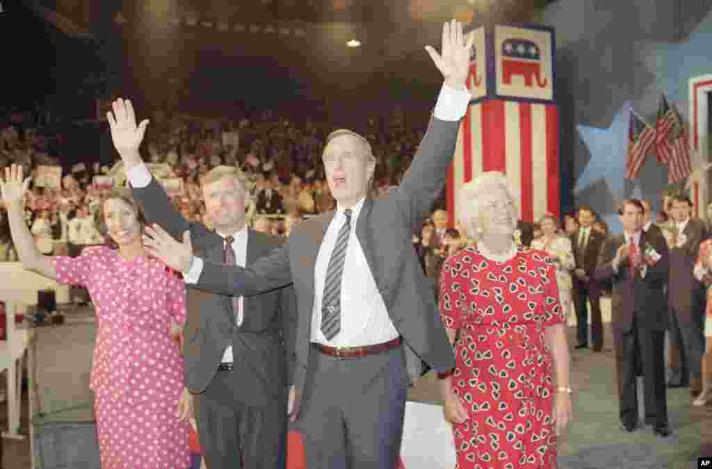 1992年8月17日,休斯顿的共和党全国代表大会上,(左起)玛丽莲·奎尔,丹·奎尔副总统,乔治·布什总统和芭芭拉·布什挥手致意。布什和奎尔被提名竞选下届总统和副总统。