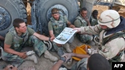 资料照片:美国海军公布的一张照片显示,《星条旗报》被分发给海军陆战队员。(2003年4月7日)