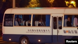 美国气候特使约翰·克里一行乘坐面包车抵达上海的下榻酒店。(2021年4月14日)