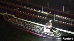 Tàu chở dầu gần 2.600 tấn bị gió bão đẩy va vào cầu nối với sân bay Kansai, Nhật Bản, 4/9/2018