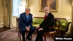 2025年7月7日,美国总统特朗普和以色列总理内塔尼亚胡在白宫晚宴前交谈 (白宫照片)