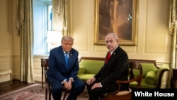 2025年7月7日,唐纳德·特朗普总统与以色列总理本雅明·内塔尼亚胡在白宫共进晚餐前进行私人交谈。