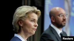 资料照:欧洲理事会主席米歇尔和欧盟委员会主席冯德莱恩(左)(2020年6月19日)