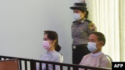 ဒေါ် အောင်ဆန်းစုကြည် နှင့် သမ္မတ ဦးဝင်းမြင့်အား မထမအကြိမ် ရုံးထုတ်စစ်ဆေးစဉ် ( ဓာတ်ပုံ - AFP)