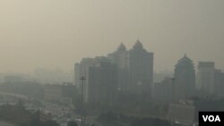 2018年11月3日,雾霾下的北京建国门和长安街立交桥周边,美国驻中国大使馆监测的当日空气质量指数(AQI)接近250,属非常不健康级别 。(美国之音叶兵拍摄)