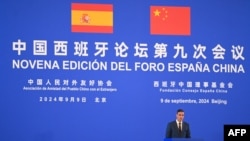 这张由西班牙首相办公室拉蒙克洛亚于2024年9月9日拍摄的照片中,西班牙首相佩德罗·桑切斯在访问北京期间在西班牙-中国论坛上发表演讲。